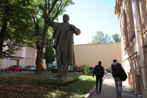Памятник Ленину во дворе академии Лесгафта